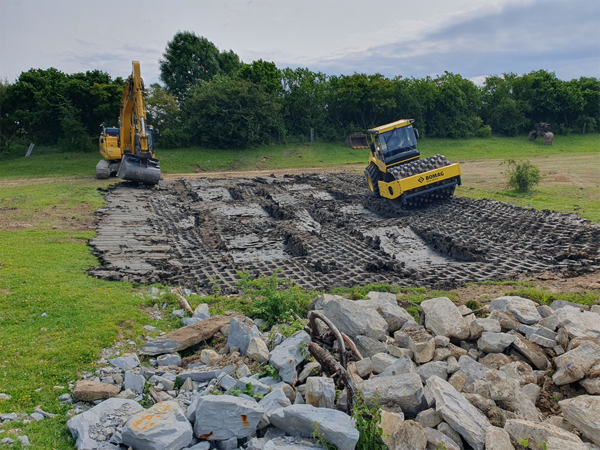 Anlage eines Lehmfelds mit Laichgewässern für die Gelbbauchunke (C. Härting)