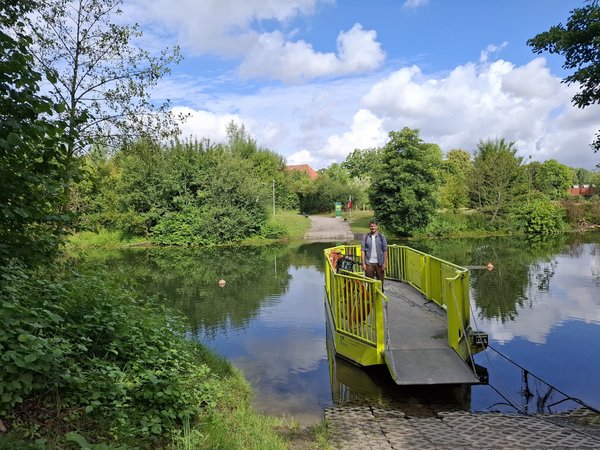 Mit der Lupia Fähre kann man im Handbetrieb die Lippe überqueren (Foto: T. Ilse)